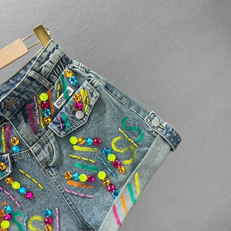 קו מכנסי ג ' ינס קצרים של נשים 2023 הקיץ החדש גבוהה המותניים חופשי הרזיה בסגנון אירופאי יהלומים משובצים Flanging מכנסיים רחבות - 4