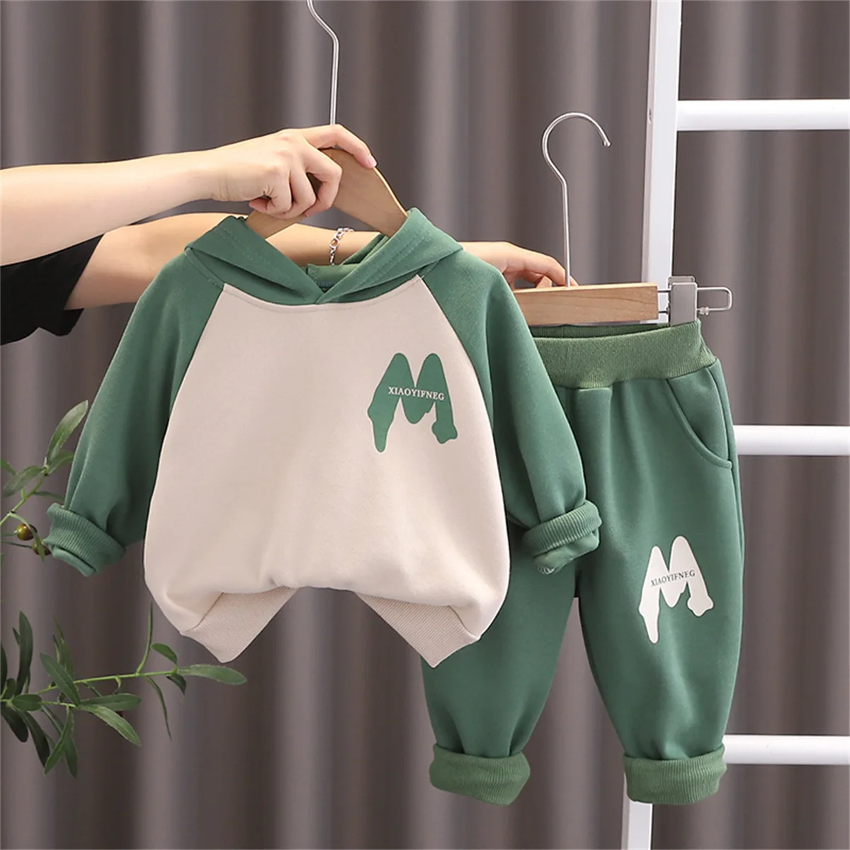 פעוטות בנים תלבושות אופנה קוריאנית התינוק מתאים לילד מכתב מודפס טלאים שרוול ארוך עם ברדס קפוצ ' ונים, מכנסיים ילדים סטים - 0