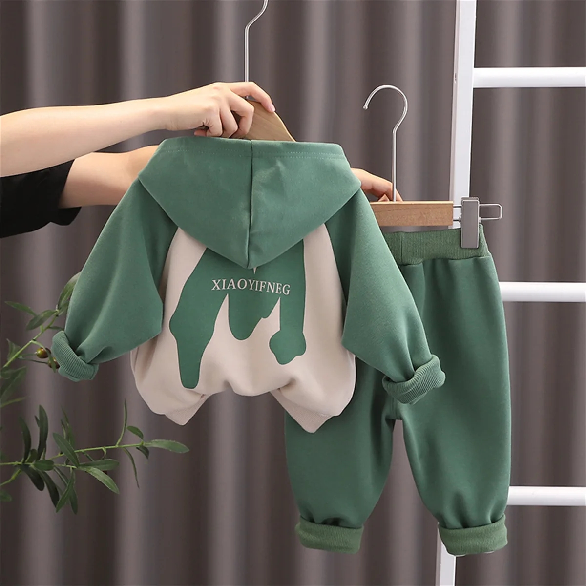 פעוטות בנים תלבושות אופנה קוריאנית התינוק מתאים לילד מכתב מודפס טלאים שרוול ארוך עם ברדס קפוצ ' ונים, מכנסיים ילדים סטים - 1