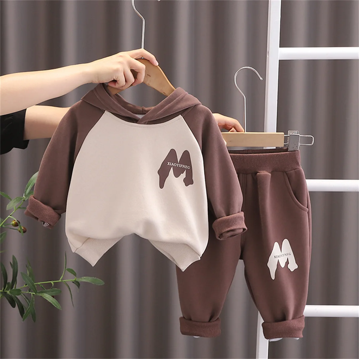 פעוטות בנים תלבושות אופנה קוריאנית התינוק מתאים לילד מכתב מודפס טלאים שרוול ארוך עם ברדס קפוצ ' ונים, מכנסיים ילדים סטים - 2
