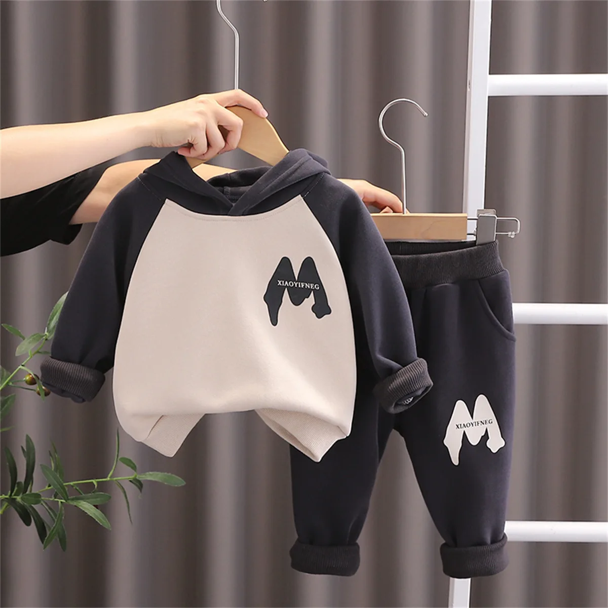 פעוטות בנים תלבושות אופנה קוריאנית התינוק מתאים לילד מכתב מודפס טלאים שרוול ארוך עם ברדס קפוצ ' ונים, מכנסיים ילדים סטים - 4